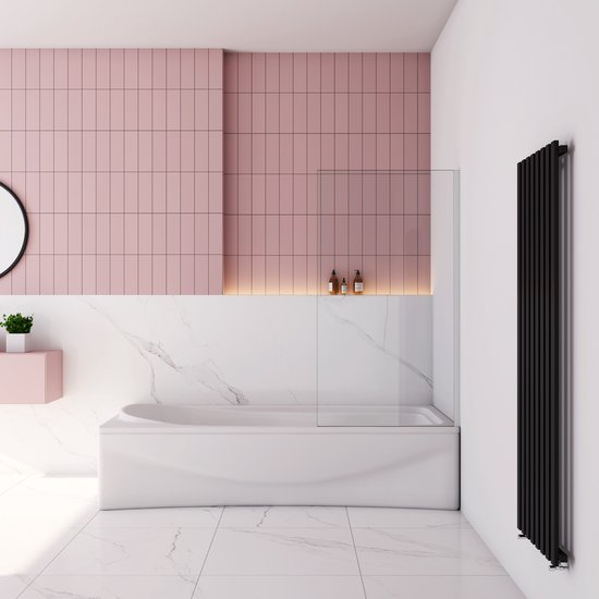 Een modern bad in een badkamer met roze tegels, marmeren muur, spatscherm en zwarte radiator.