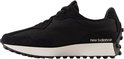 Zwarte New Balance 327 sneaker met 'new balance' op de zijkant en witte zool.