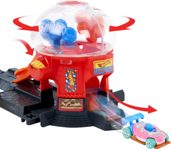 Witte Hot Wheels auto met roze donut op oranje baan uit rode snoepautomaat