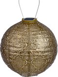 Gouden, ronde lampion van Tyvek met perforaties en een zonnepaneel aan de bovenzijde, staand op witte achtergrond.