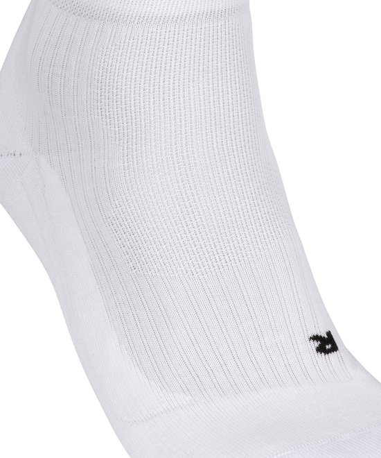 Detail van een witte sportsok met een zwarte "R" voor rechts.