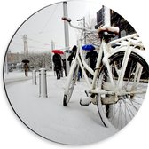 Dibond Muurcirkel - Fiets Geparkeerd in Stad tijdens Sneeuwbui - 30x30 cm Foto op Aluminium Muurcirkel (met ophangsysteem)