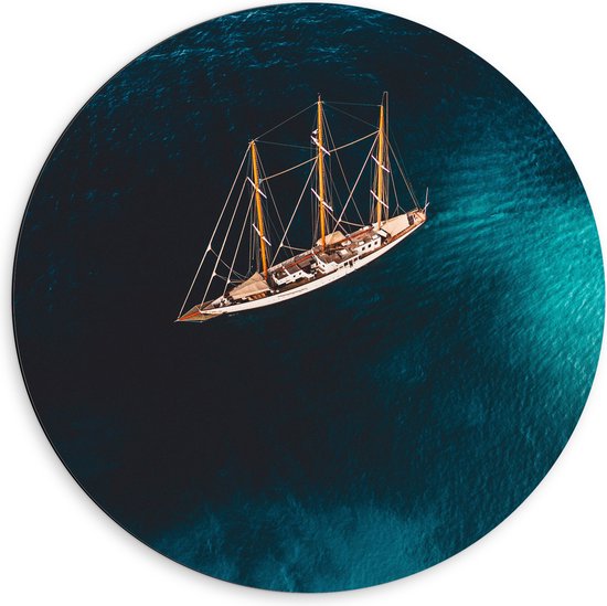 Dibond Muurcirkel - Houten Zeilschip Dobberend op Helderblauwe Oceaan - 60x60 cm Foto op Aluminium Muurcirkel (met ophangsysteem)