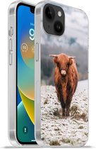 Geschikt voorApple Iphone 14 Plus - Soft case hoesje - Schotse Hooglander - Sneeuw - Berg - Siliconen Telefoonhoesje
