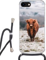 Hoesje met koord Geschikt voor iPhone 7 - Schotse Hooglander - Sneeuw - Berg - Siliconen - Crossbody - Backcover met Koord - Telefoonhoesje met koord - Hoesje met touw