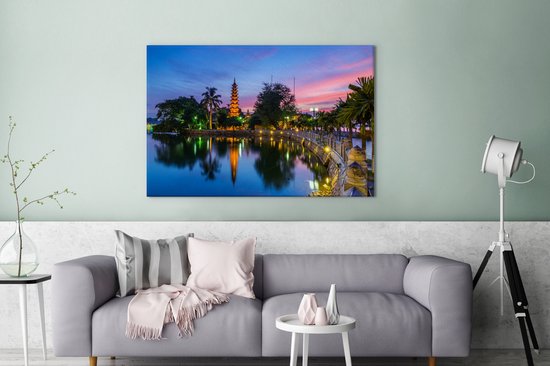 La plus ancienne pagode de Hanoi au Vietnam avec un ciel coloré Toile 180x120 cm - Tirage photo sur Toile Peinture (Décoration murale salon / chambre) XXL / Groot format!