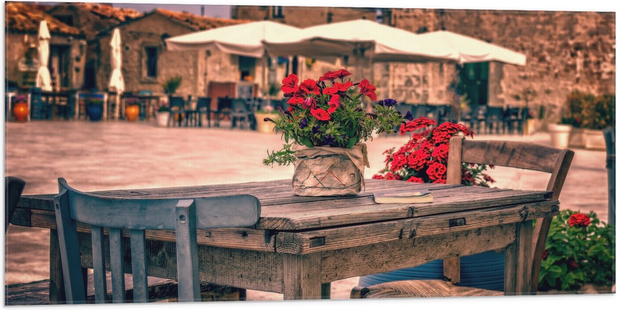 Vlag - Tafel - Pleintje - Bloemen - Stoelen - Parasol - Kleuren - 100x50 cm Foto op Polyester Vlag