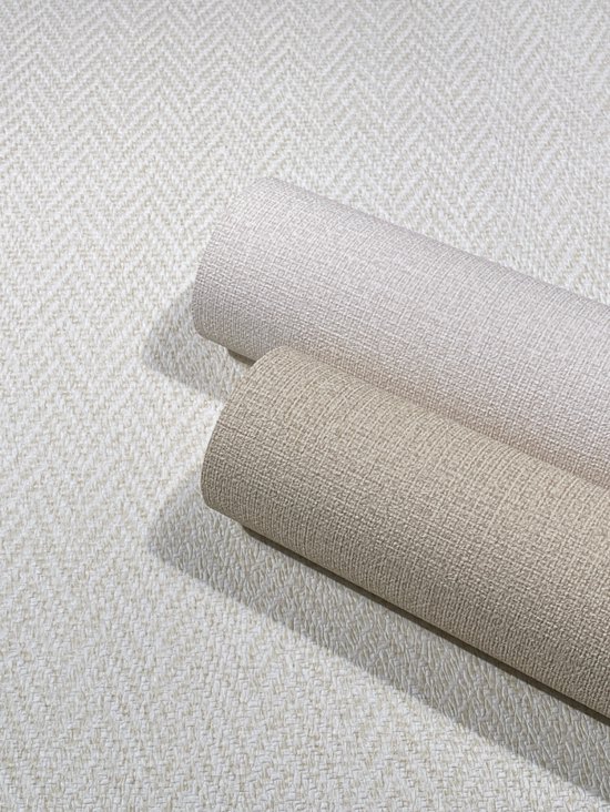 Twee rollen behang, één lichtbeige met visgraatpatroon en één beige met linnenlook textuur.