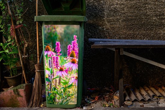 Groene afvalcontainer met sticker van roze echinacea en siergras.