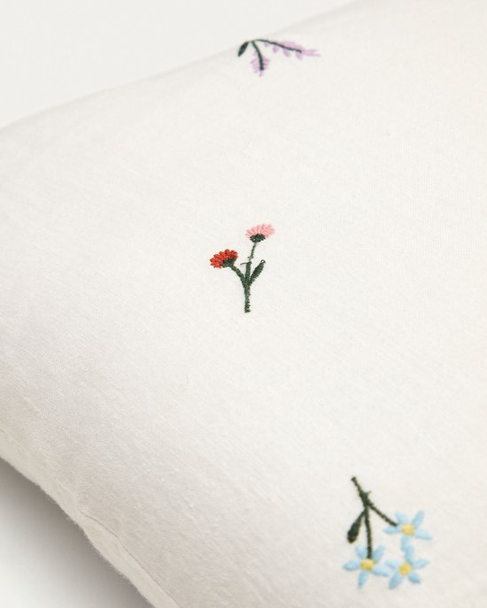 Kave Home - Sadurni kussenhoes 100% wit linnen met bloemenborduursel 45 x 45 cm