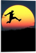 PVC Schuimplaat - Silhouet van Springende Man in Grasveld voor de Horizon - 40x60 cm Foto op PVC Schuimplaat (Met Ophangsysteem)