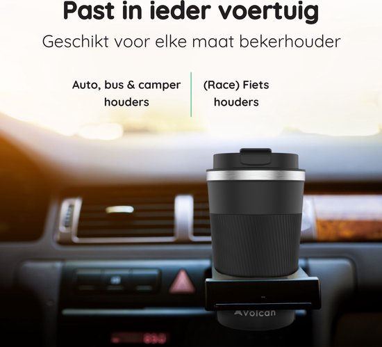 Zwarte Volcan mok in een bekerhouder in een auto.