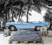 Fotobehang - Vlies Behang - Retro Blauwe Auto onder de Palmbomen - 368 x 254 cm