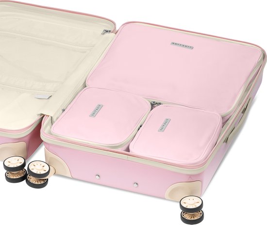 Open roze pastel koffer met twee SUITSUIT packing cubes, wielen en beige interieur.