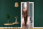 Deurposter - Schotse hooglander - Dieren - Koe - Natuur - Deursticker - Fotobehang deur - Deur decoratie - Sticker zelfklevend - Slaapkamer - 90x205 cm - Toilet - Badkamer