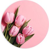 PVC Schuimplaat Muurcirkel - Boeket van Roze Tulpen Liggend op Roze Oppervlak - 90x90 cm Foto op Muurcirkel (met ophangsysteem)