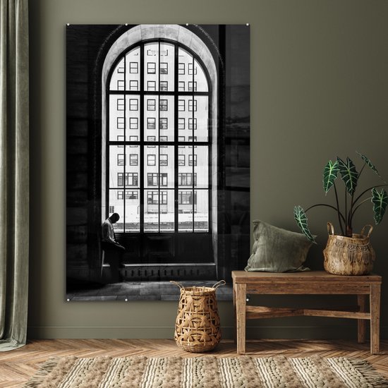 Peinture sur verre - Homme - Fenêtre - Architecture - Zwart - Wit - Peinture sur verre - 100x150 cm - Décoration murale - Photo sur verre