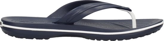 Donkerblauwe Crocs band flip-flop met witte streep op de zool.