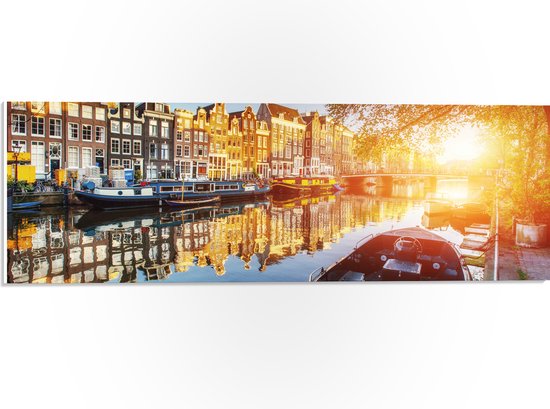 PVC Schuimplaat- Zonnestralen over de Grachten van Amsterdam Vol met Boten - 60x20 cm Foto op PVC Schuimplaat