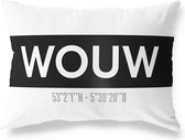 Tuinkussen WOUW - NOORD-BRABANT met coördinaten - Buitenkussen - Bootkussen - Weerbestendig - Jouw Plaats - Studio216 - Modern - Zwart-Wit - 50x30cm