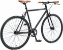 Zwarte singlespeed fiets met bruine zadel en handvatten, witte bandenletters.
