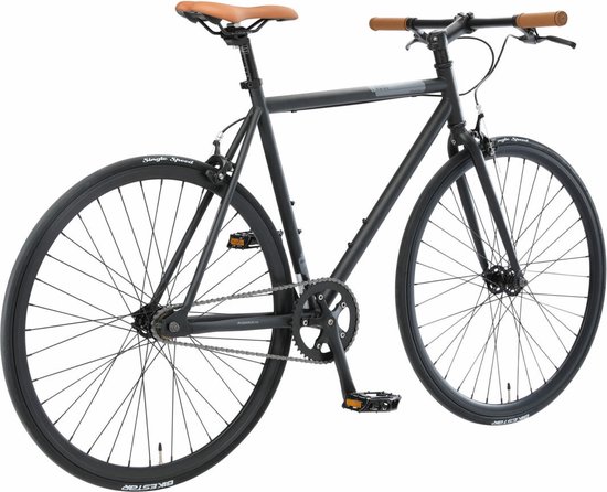Zwarte singlespeed fiets met bruine zadel en handvatten, witte bandenletters.