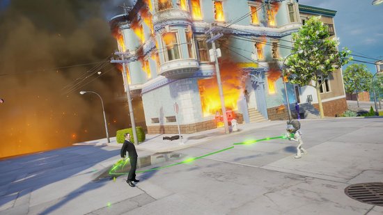 Twee personages schieten groene lasers op elkaar af voor een brandend gebouw.