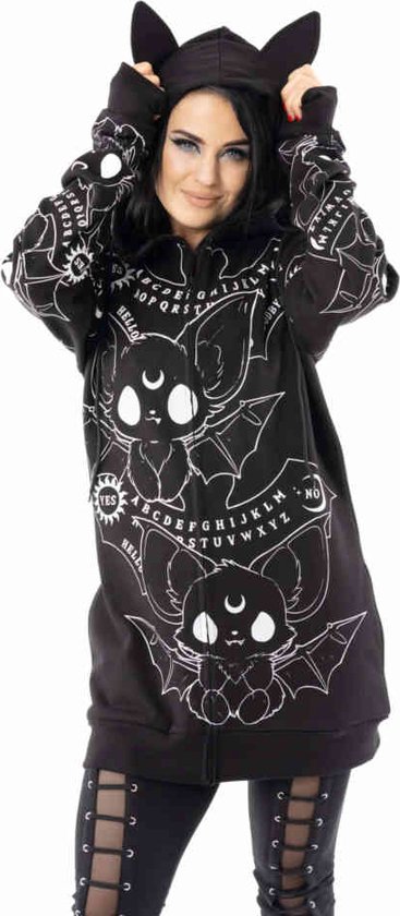 Vrouw in een zwarte hoodie met capuchon met kattenoren en een witte Ouija-print van vleermuizen met maan, op alfabet en 'YES'/'NO'.
