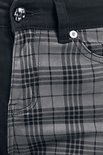 Detail van een broek met aan de linkerzijde een riemlus met een doodshoofd-knop en een rits. De broek heeft een grijze ruitpatroon.