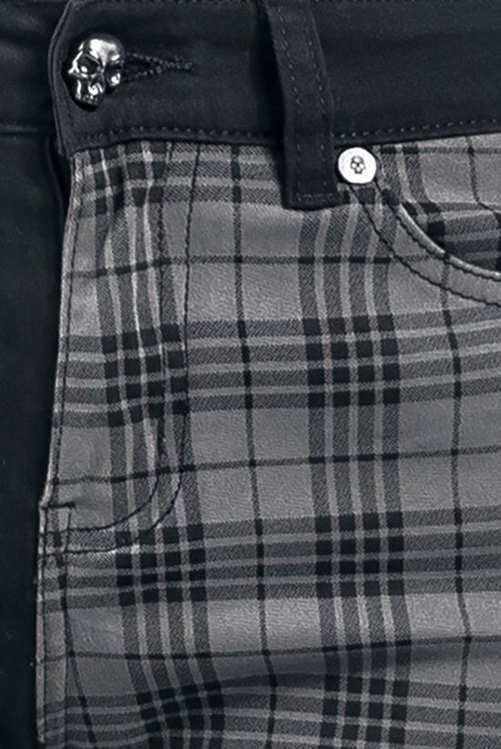 Detail van een broek met aan de linkerzijde een riemlus met een doodshoofd-knop en een rits. De broek heeft een grijze ruitpatroon.