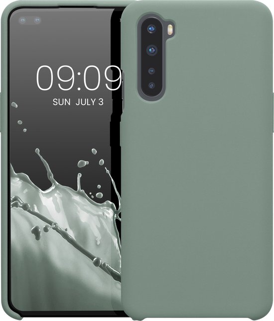 Telefoonhoesje in regenwashed groen naast een telefoon met klok en splash achtergrond.