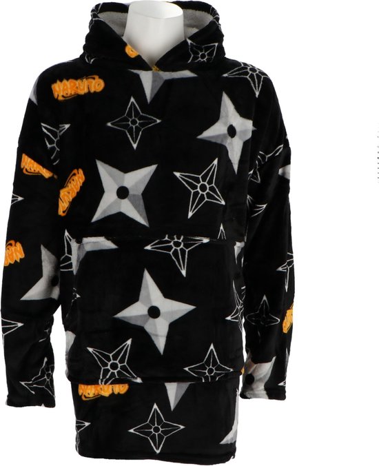 Zwarte hoodie deken met een all-over print van witte shuriken en oranje "Naruto"-logo's. De deken heeft een capuchon en een steekzak.