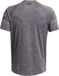 Achterkant van grijs sportshirt met fijne zwarte horizontale strepen en zwart Under Armour logo op de nek.