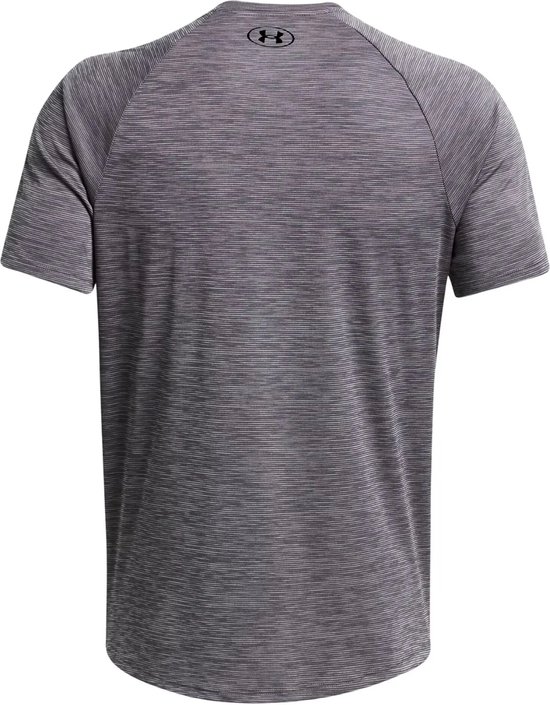 Achterkant van grijs sportshirt met fijne zwarte horizontale strepen en zwart Under Armour logo op de nek.