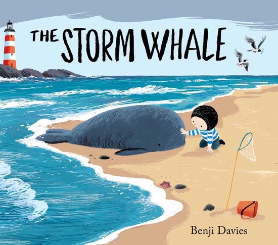 De cover van 'The Storm Whale': een jongen met gestreepte kleding die een walvis aanraakt op het strand. Een vuurtoren en meeuwen op de achtergrond.