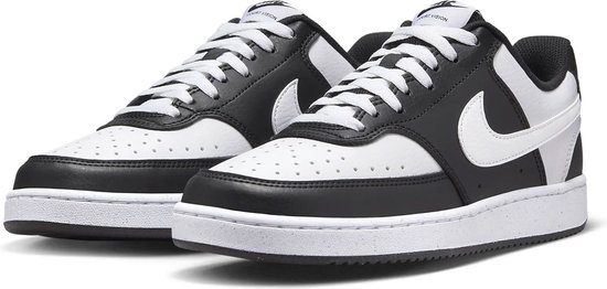 Zwarte en witte Nike sneakers met witte veters. De zijkant heeft een witte swoosh.
