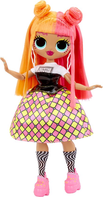 Fashiondoll met tweekleurig oranje-roze haar, witte "OMG" top, zwarte band en wijde ruitjesrok.