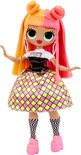 Fashiondoll met tweekleurig oranje-roze haar, witte "OMG" top, zwarte band en wijde ruitjesrok.