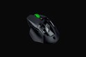 Zwarte Razer gaming muis, met de batterijklep open, geïsoleerd op een zwarte achtergrond.