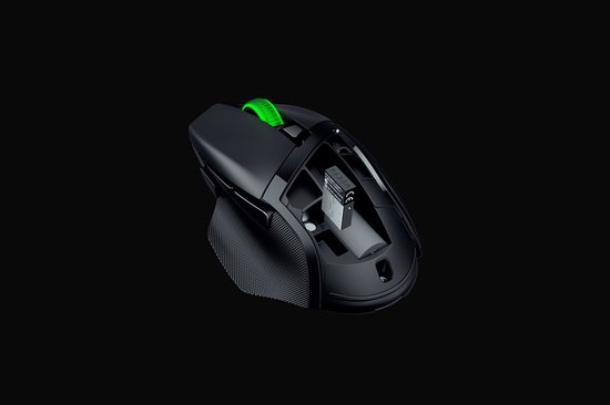 Zwarte Razer gaming muis, met de batterijklep open, geïsoleerd op een zwarte achtergrond.