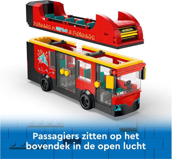 Een rode LEGO dubbeldekker bus met los bovenste passagiersdek. Tekst op de bus: "City Tour".