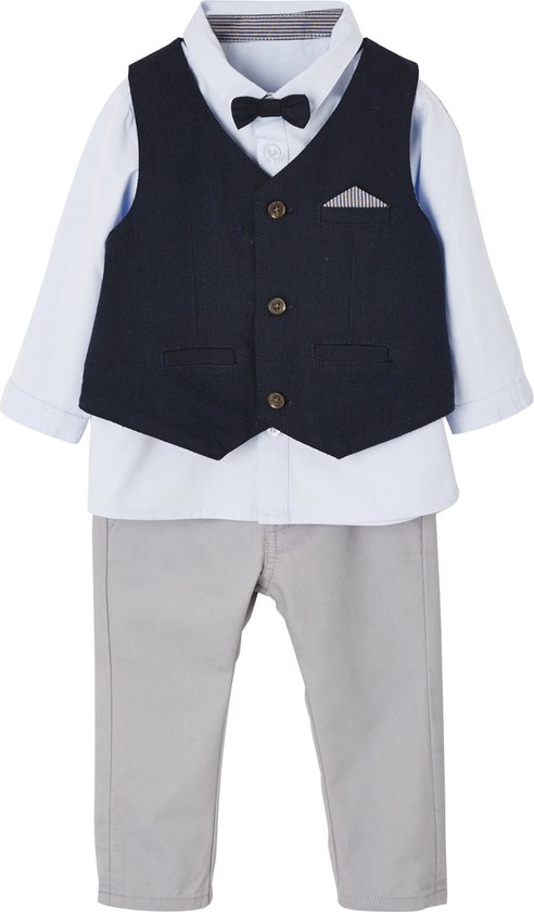 Ensemble bébé : chemise bleu clair, gilet bleu foncé, nœud papillon, pantalon gris et pochette.
