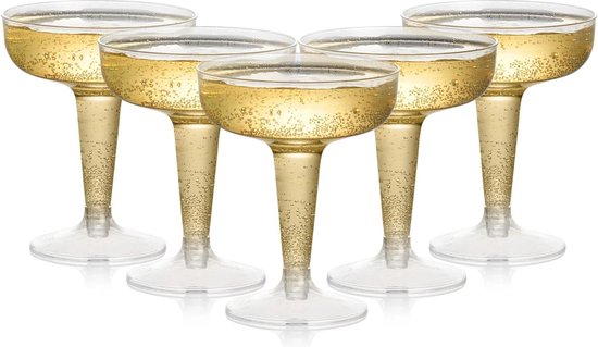 Vijf plastic coupe glazen gevuld met bubbelende champagne.
