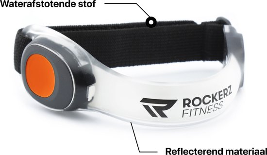 Wit Rockerz fitness bandje met oranje knop, reflecterende band en waterafstotende stof.