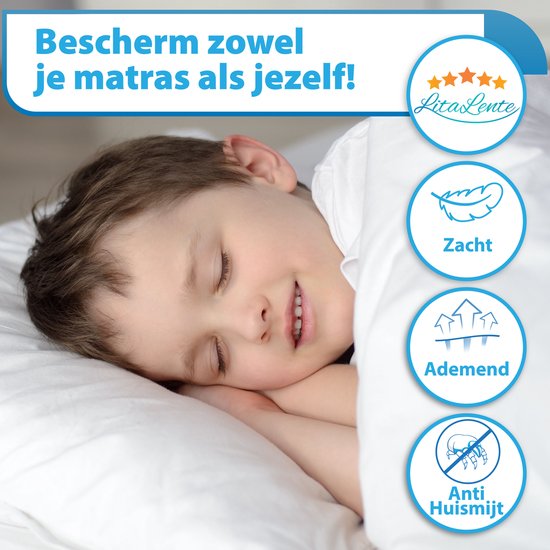 Jongen slaapt onder witte lakens. LitaLente® molton hoeslaken beschermt matras en kind. Zacht, ademend, anti-huismijt.