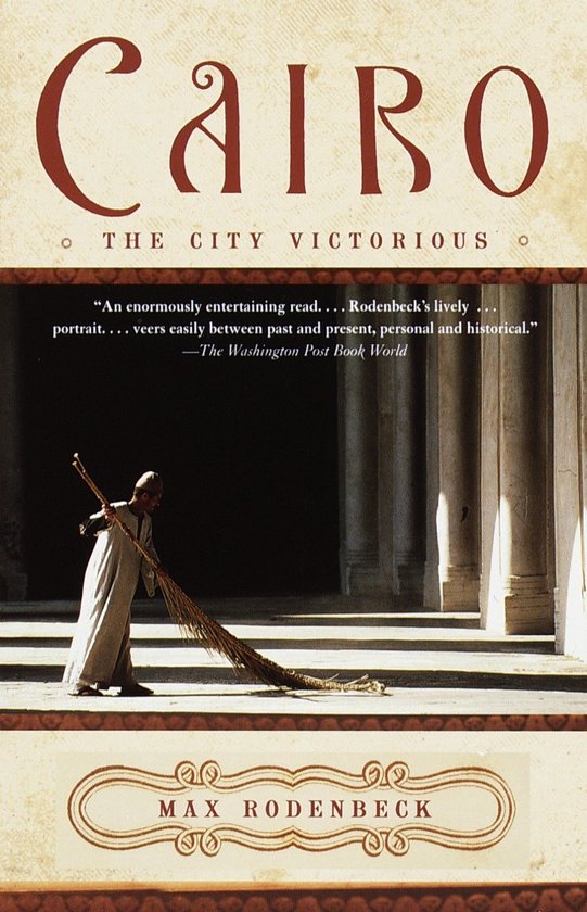 Couverture du livre "Cairo - The City Victorious" montrant un homme dans l'ombre en train de balayer.