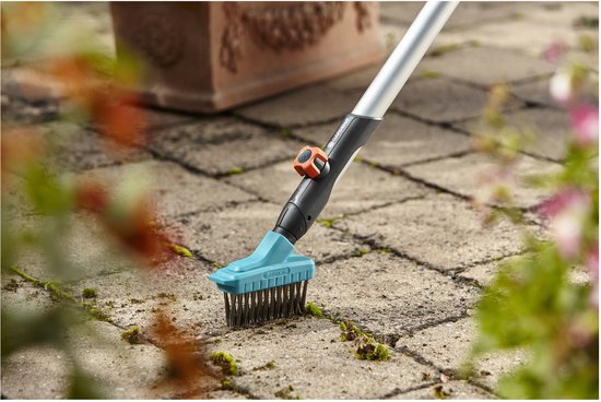 GARDENA voegenborstel met metalen borstelharen op een stenen terras