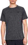 Man met een zwart gemêleerd sportshirt met korte mouwen.