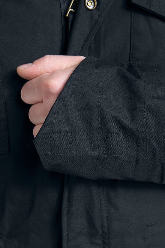 Detail van de mouw van een zwarte herenjas met zichtbare stiksels.