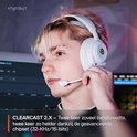 Jonge man met blonde haren draagt een witte Arctis headset met microfoon.